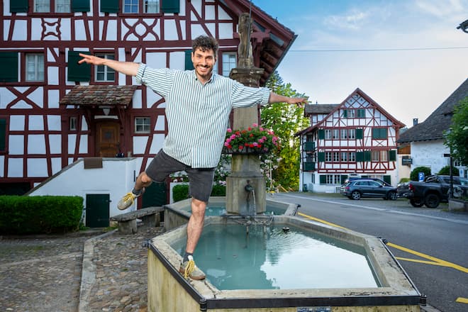Gruenigen ist Finalist fuer das Schweizer Dorf des Jahres 2025. Schauspieler Nicola Perot ist in Gruenigen aufgewachsen. Bild © Remo Naegeli