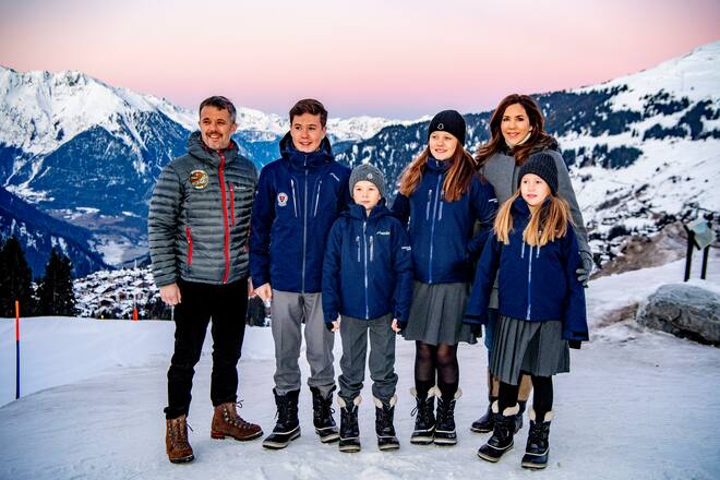 Kronprinz Frederik (DK), Kronprinzessin Mary (DK), Prinzessin Josephine (DK), Prinz Vincent (DK), Prinzessin Isabella (DK), Prinz Christian (DK), beim offiziellen Fototermin der dänischen Kronprinzenfamilie anlässlich des Schulanfangs der Kinder an der Lemania-Verbier International School.Verbier, Schweiz, 6. Januar 2020.