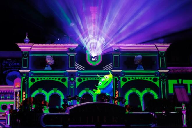 Die Fassaden der Main Street U.S.A. erwachen zum Leben im Disneyland Paris.