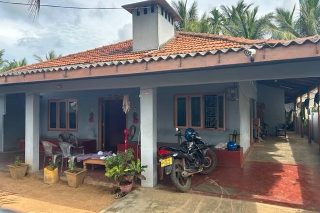 Dieses Haus gehörte Sigas Eltern in Valvetty, hier hat er seine vier ersten Lebensjahre verbracht. Es ist längst verkauft, die neuen Besitzer liessen ihn gerne hinein.