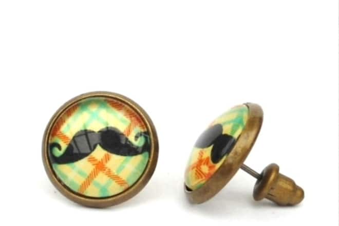 Ohrstecker mit Schnurrbartmotiv