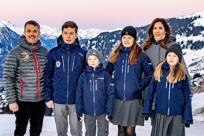 Prinz Christian, Prinz Vincent, Prinzessin Isabella und Prinzessin Josephine von Dänemark vor ihrem ersten Schultag an einer Privatschule in Verbier - hier mit ihren Eltern Kronprinz Frederik und Kronprinzessin Mary/ 060120***Prince Christian, Prince Vincent, Princess Isabella and Princess Josephine of Denmark before their first day at a private school in Verbier, Switzerland on 06. January 2020*** *** Local Caption *** 30563941