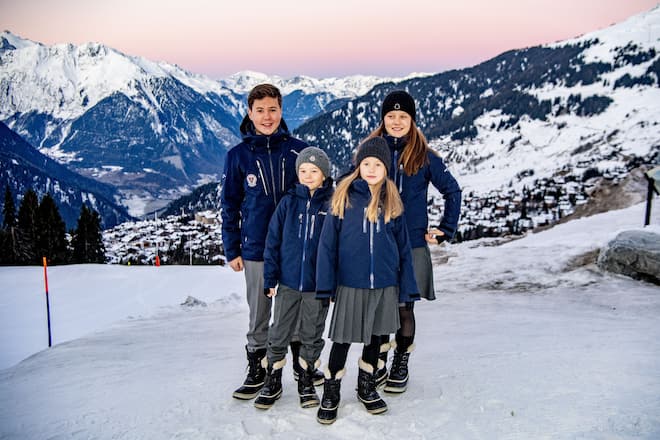 Prinz Christian, Prinz Vincent, Prinzessin Isabella und Prinzessin Josephine von Dänemark vor ihrem ersten Schultag an einer Privatschule in Verbier / 060120***Prince Christian, Prince Vincent, Princess Isabella and Princess Josephine of Denmark before their first day at a private school in Verbier, Switzerland on 06. January 2020*** *** Local Caption *** 30563953