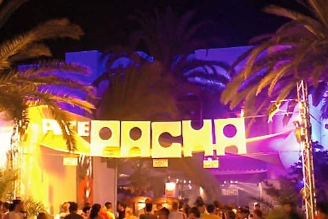 Reto Hanselmann ohne Freund in Ibiza Zollikon Halloween