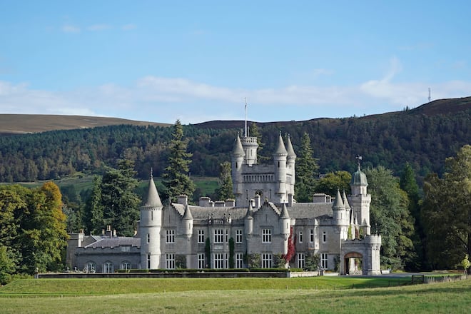 Auf den Ländereien von Schloss Balmoral in Schottland steht eine Pyramide.