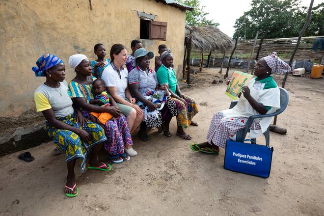 Club des Mères, Wéwéma Abiyou (44, 6 Kinder), informiert eine Gruppe Frauen und Dominique Gisin über das Stillen. Im Dorf Aou Mono, Province Centrale, Togo, SRK, Schweizerisches Rotes Kreuz. Foto: Bernard van Dierendonck