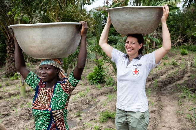 Wasser tragen. Dominique Gisin und Yawa Mewezino, 27. Dominique trägt 15 kg, Yawa 25 kg! Im Dorf Aou Mono, Province Centrale, Togo, SRK, Schweizerisches Rotes Kreuz. Foto: Bernard van Dierendonck