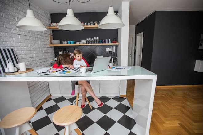 Übermüdete Mutter mit Baby