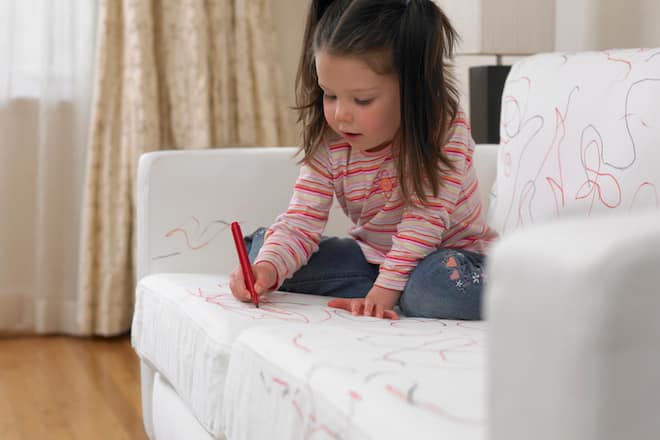 mädchen malt sofa an