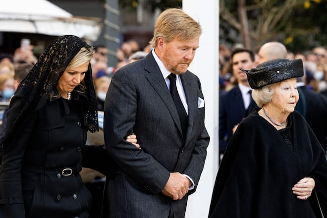 König Willem-Alexander, Königin Máxima und Prinzessin Beatrix der Niederlande nehmen Abschied von König Konstantin II.
