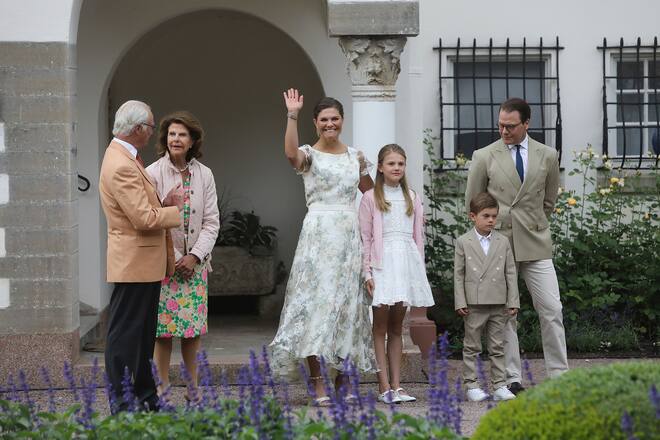 OLAND, SWEDEN - JULY 14: (L-R) King Carl Gustav of Sweden, Queen Silvia of Sweden, Crown Princess Victoria of Sweden, Princess Estella of Sweden, Prince Oscar of Sweden and Prince Daniel of Sweden seen at the Royal summer palace Solliden on Oland island to celebrate Crown Princess Victoria of Sweden's 45th birthday on July 14, 2022 in Oland, Sweden. (Photo by Ole Jensen/Getty Images)
