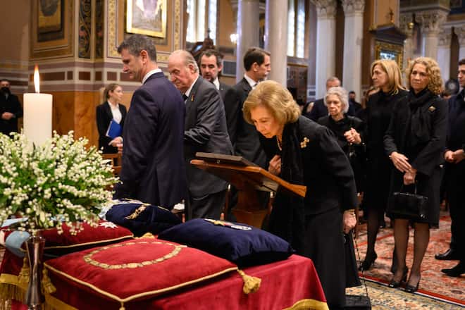 Juan Carlos und Sofia von Spanien an der Beerdigung von König Konstantin von Griechenland.