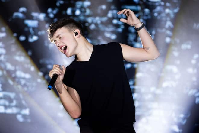 Remo Forrer überzeugte am Dienstagabend in Liverpool das Publikum mit dem Song «Watergun» und seiner Stimme.