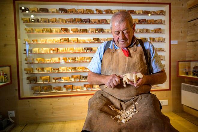 Dorf des Jahres 2022: Urnaesch hat eine Traditionsreiche Kultur wie die Silversterklaeuse oder das Bloch. Saemi Frick ist bekannt fuer seine Schnitzereien. Bild © Remo Naegeli