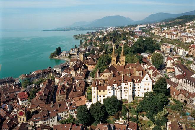 SWISS CITY NEUCHATEL - Vue aerienne du chateau et de la vieille ville de Neuchatel.Aerial view of the Castle and the old town of Neuchatel.Luftaufnahme vom Schloss und der Altstadt von NeuenburgCopyright by: Tourisme Neuchatelois By-Line: swiss-image.ch/Ennio Bettinelli