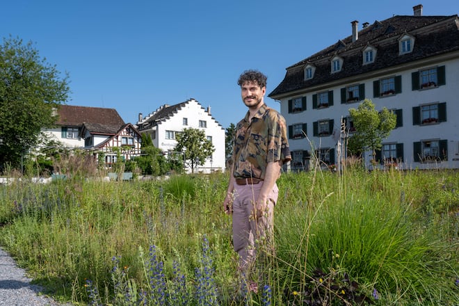 Nicola Perot im Garten, der beim Grüninger Gemeindehaus angelegt wurde.