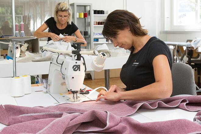 In der riposa-Manufaktur werden beste Materialien von Hand verarbeitet.