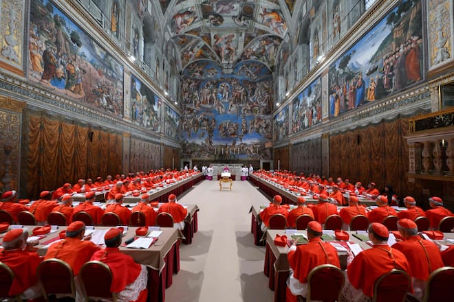 Geheimer Vorgang: Damit die Wahl anonym bleibt, notieren die Kardinäle die Namen ihrer Favoriten mit verstellter Schrift.