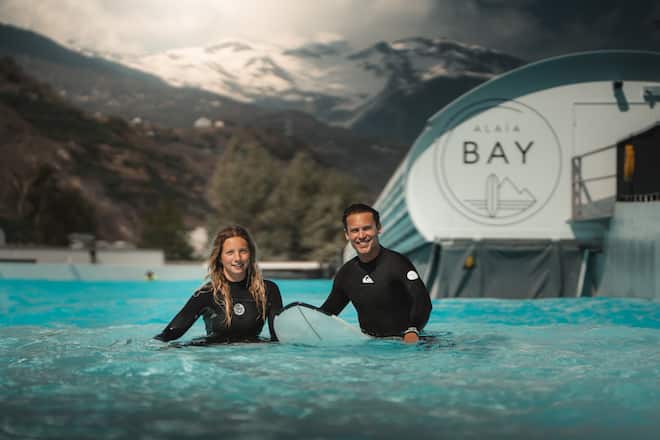 Bastian Baker und Fanny Buehlmann, surfen im Alaia Bay. 27. April 2021. Copyright: Marco Schnyder