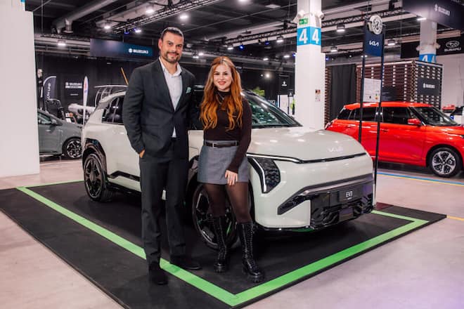 Musikerin Skyler Wind posiert mit Javier Blanco, dem Head of Marketing Kia Schweiz AG.