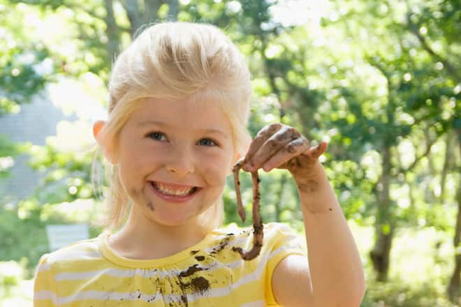 mädchen spielt im dreck