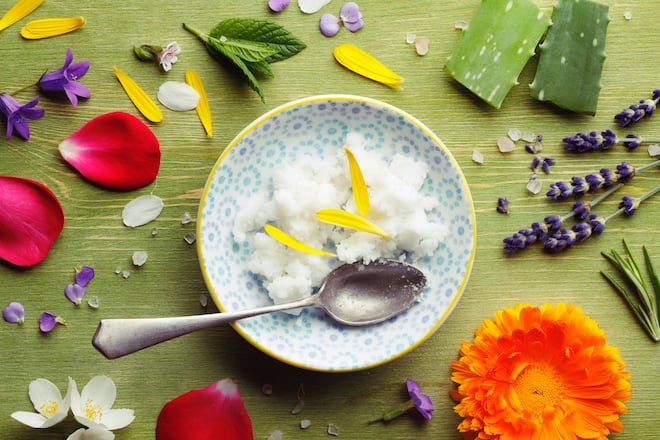 Vom Peeling bis zum Haaröl: So machen wir unsere liebsten Pflegeprodukte ganz leicht selbst.