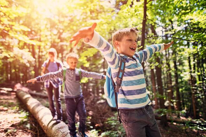 Fröhliche Kinder im Wald