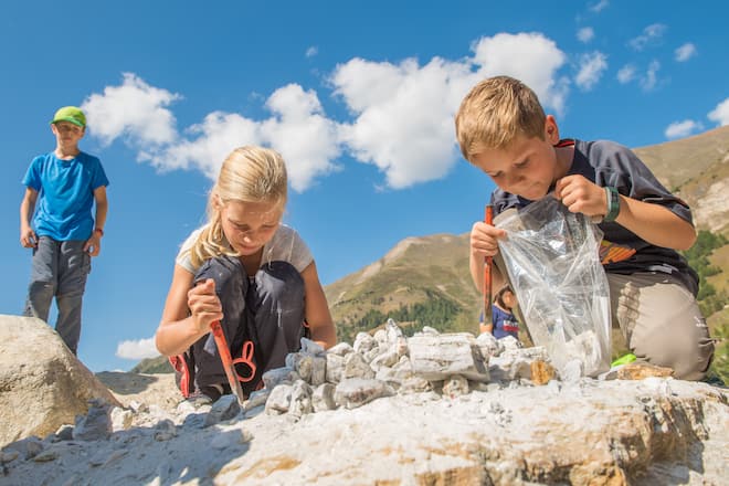 Kinder beim Steineklopfen im Binntal.