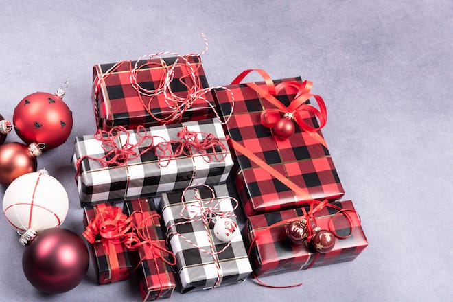 Verpackte Geschenke zu Weihnachten mit Packpapier im Karomuster *** Christmas wrapped gifts with wrapping paper in check pattern