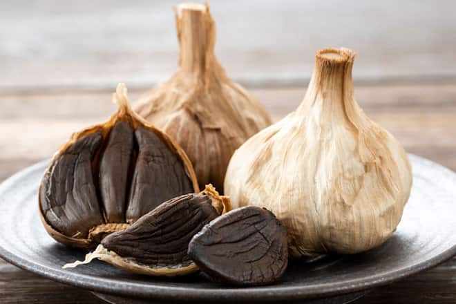 Schwarzer Knoblauch sieht zwar gewöhnungsbedürftig aus, gilt aber als Delikatesse und ist noch dazu sehr gesund.