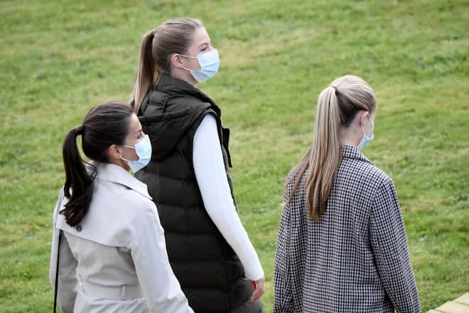 SOMAO, SPAIN - OCTOBER 17: Queen Letizia of Spain (L) with her daughters Princess Leonor (R) and Princess Sofia during their visit to Somao, which has been honoured as the 2020 Best Asturian Village, the day after the 'Princesa de Asturias' Awards on October 17, 2020 in Somao, Spain. (Photo by Carlos Alvarez/Getty Images)