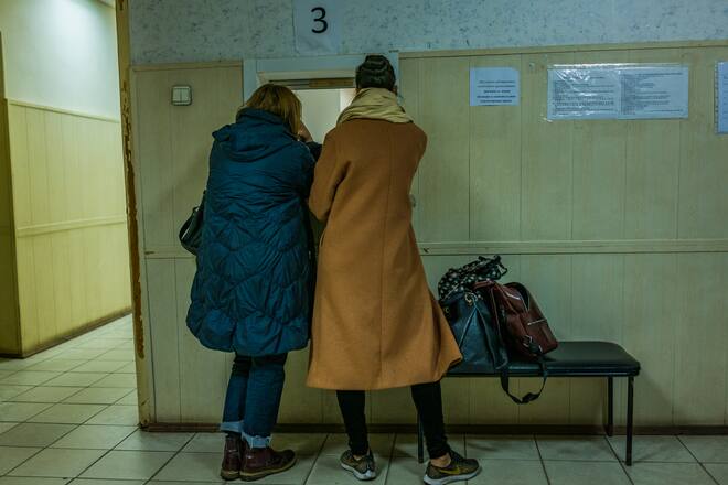 Ballerina in St. Petersburgvor dem Hermitage St. Petersburg (RUS)