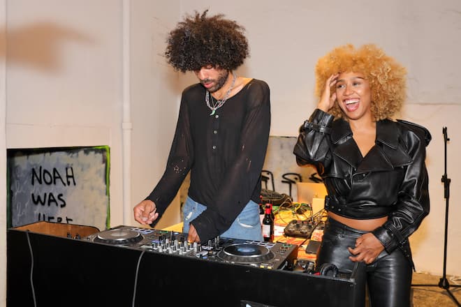 Noah Becker Vernissage SHAKING THE RUST OFF in Palma de Mallorca am 28.10.23, Noah Becker mit Freundin Brittany Foushee Palma Gallery Gerhardt Braun Mallorca Spanien *** Noah Becker vernissage SHAKING THE RUST OFF in Palma de Mallorca on 28 10 23, Noah Becker with girlfriend Brittany Foushee Palma Gallery Gerhardt Braun Mallorca Spain