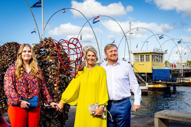 Die niederländische Königsfamilie hält fest zusammen – und unterstützt Amalia auf ihrer ersten Auslandsreise.