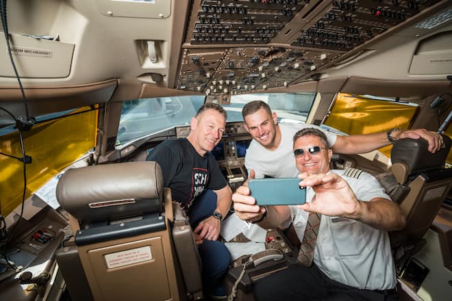 Foto: Joseph Khakshouri 31.08.2019Familie Käser auf dem weg nach San Francisco mit einer Machine der Swiss International AirlinesRemo Käser, freundin Rebecca, Vater Adrian, und Mutter ElisabethKapitain Roberto Battaglioni der Damals den eingefrorenen Flieger aus Kanada zurück geholt hat)ZRH (ZH)