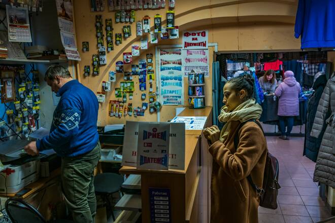 Ballerina in St. Petersburgvor dem Hermitage St. Petersburg (RUS)