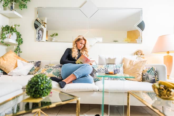 30.04.2020 Chanelle Wyrsch ist die Bachelorette 2020, und Zeigt die Wohnung Ihrer Eltern, wo Sie noch wohnt.Im Wohnzimmer hat Sie ein Buch.Hünenberg See (ZG)