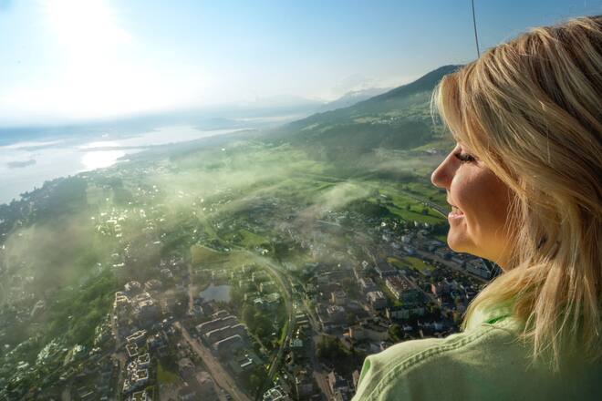 Beatrice Egli im Heissluftballon Beatrice Egli, née le 21 juin 1988 à Pfäffikon, est une chanteuse suisse germanophone de Schlager. Elle est connue notamment pour avoir remporté la dixième édition de l'émission de télévision Deutschland sucht den Superstar. Son premier tour en Ballon près de Zurich. Pfäffikon Juillet 2020 ©Nicolas Righetti/lundi13