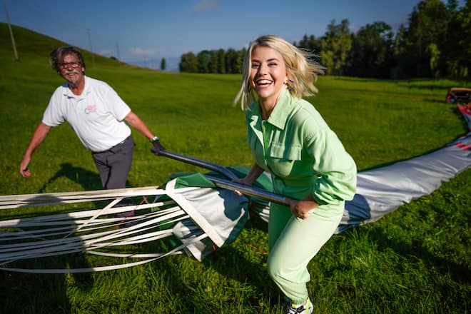 Beatrice Egli im Heissluftballon Beatrice Egli, née le 21 juin 1988 à Pfäffikon, est une chanteuse suisse germanophone de Schlager. Elle est connue notamment pour avoir remporté la dixième édition de l'émission de télévision Deutschland sucht den Superstar. Son premier tour en Ballon près de Zurich. Pfäffikon Juillet 2020 ©Nicolas Righetti/lundi13