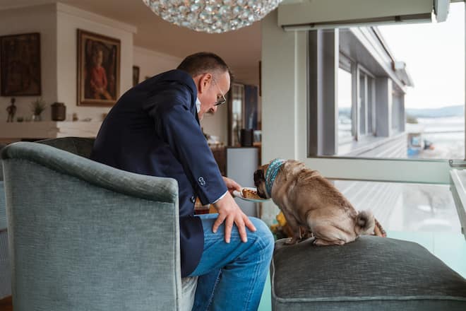 Philipp Fankhauser, Musiker und Songwriter, mit Hund Trevor, Homestory, Rümlang, SI 07/2021