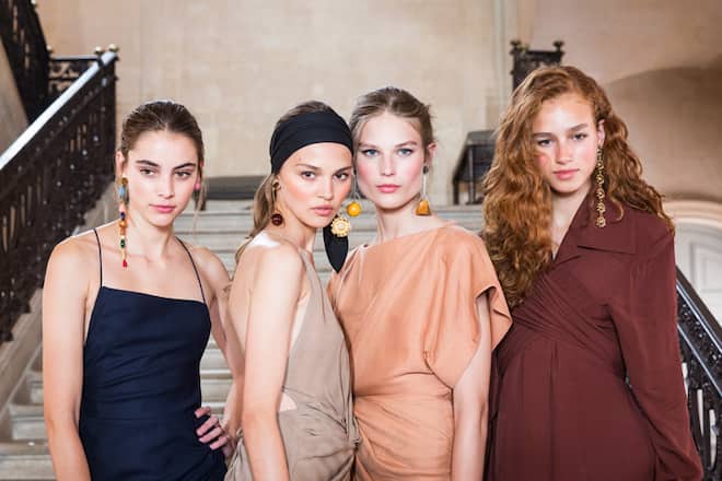 Models tragen zwei verschiedene Ohrringe an der Jaquemus SS18 Show in Paris