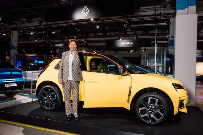 Wer ist hier mehr Blickfang? Der gelbe Renault oder Renault Managing Director Claudia Meyer in ihrem gemusterten Hosenanzug?