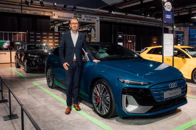 Brand Director bei Audi, Dieter Jermann, ist mit dem neuen Modell des Herstellers beinahe im Partnerlook.