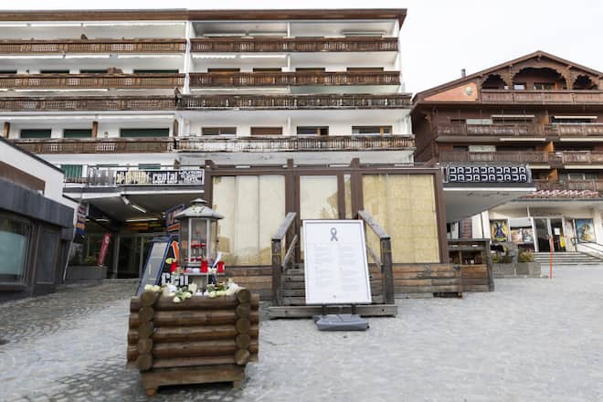 Der Ort des Schreckens: Blumen und Kerzen vor der abgesperrten Bar Le Constellation in Crans-Montana. Der Brand in der Neujahrsnacht 2026 forderte 41 Todesopfer. 115 Personen wurden schwer verletzt.