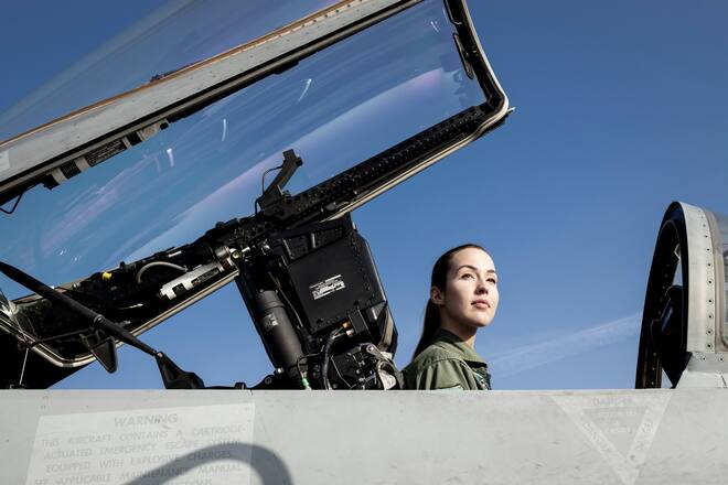 Premier lieutenant Fanny Chollet, première femme pilote d'avion de combat de l'Armée suisse. Payerne, 19.02.2019 © Fred Merz | Lundi13