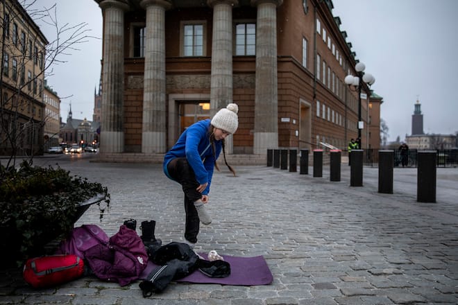 Climate activist Greta Thunberg is changing for warmer clothes during her school strike outside the Parliament in Stockholm Sweden..Foto: Roger Turesson / DN / TT/ Kod: 3518. .. (KEYSTONE/TT News Agency/Roger Turesson/DN/TT)