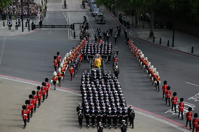Der Sarg der Queen wird von 142 Matrosen gezogen.