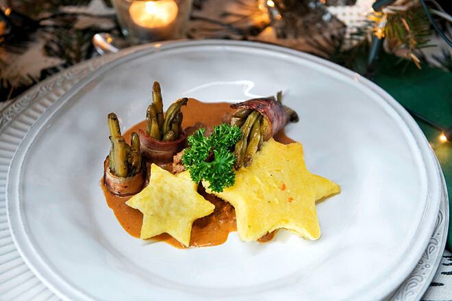 Gewinnerin Landfrauenköchin 2020, Barbara Matter, auf dem Hof, 8. Dezember 2020, Rumendingen BE, mit Ehemann Bernhard und Töchter Larina (8), Mia (5)