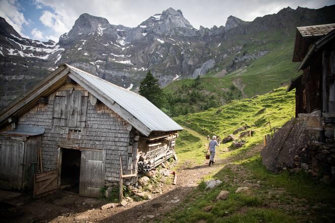 Bäuerin Rita und Bauer Sepp Herger +41 79 643 02 93 mit der Protagonistin Alexandra Moser 079 965 44 12 auf der Alp im Urner Isenthal mmit Zigeen und Kühen