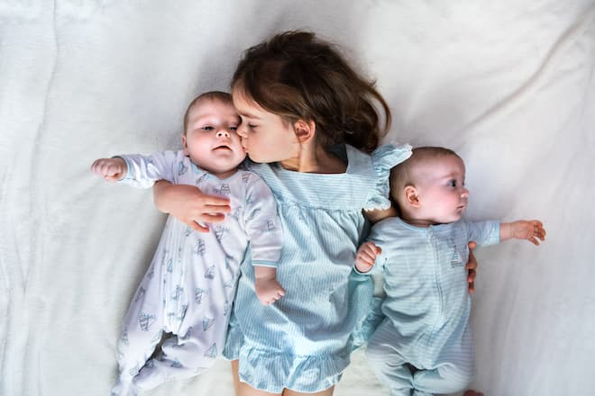 Raphael und Ciccio (mit Brille) Ravi-Pinto, Schwulen-Paar, mit Tochter Gaia, Zwillingen Giada und Zeno, 17. November 2020, Bern